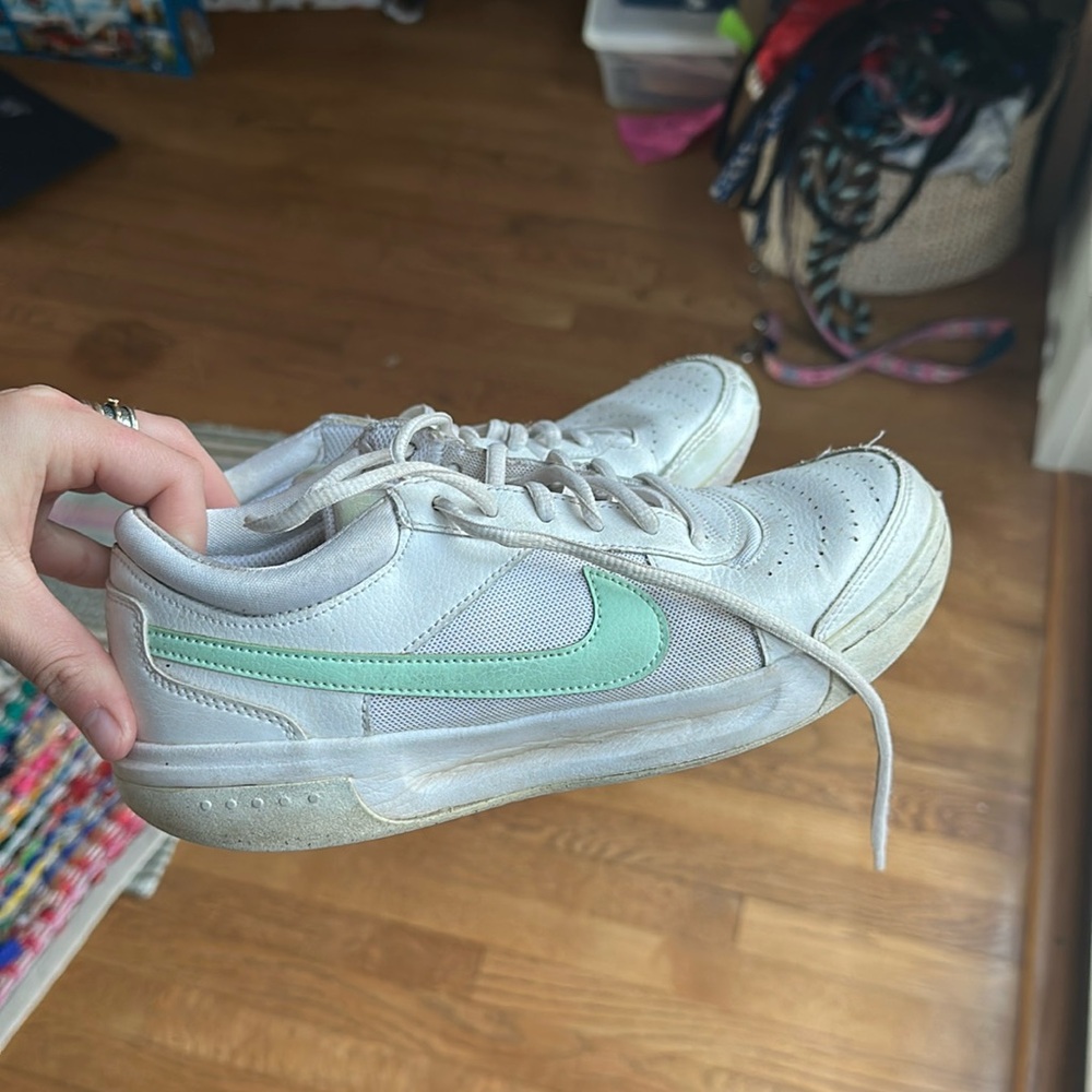Women’s Nike tennis shoes